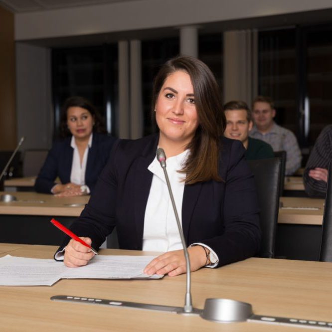 Aylin Doğan im Ratssaal Parteivorsitzende Aylin Doğan