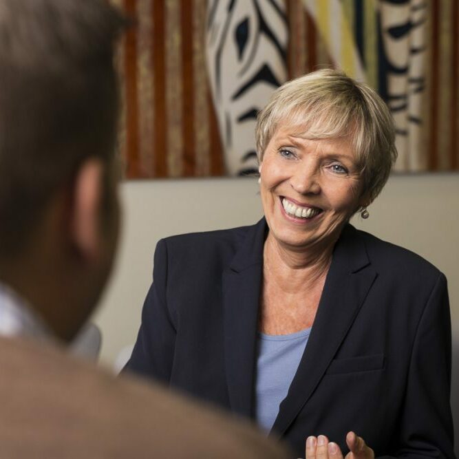 Gisela Eickhoff-Procho im Gespräch Bezirksvertreterin Gisela Eickhoff-Procho