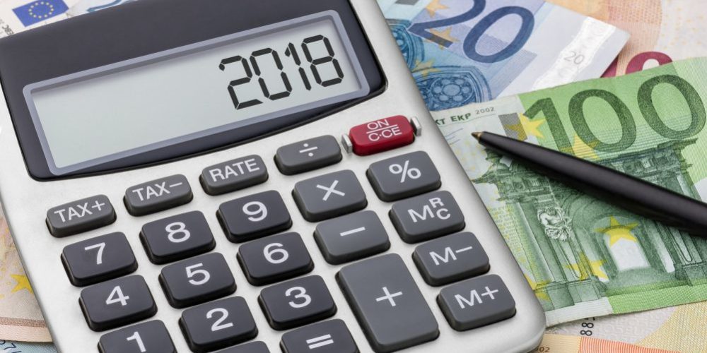 Taschenrechner mit Geldscheinen