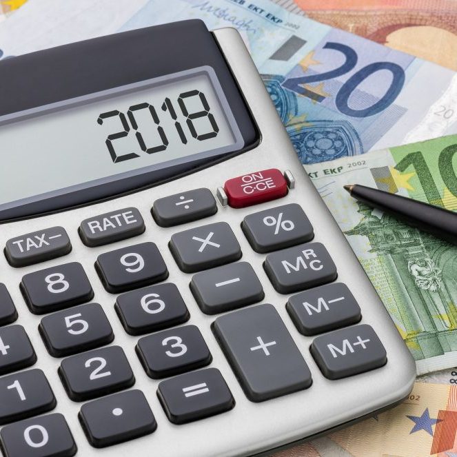 Taschenrechner mit Geldscheinen