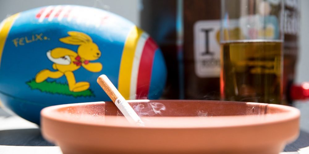 Aschenbecher mit Zigarette