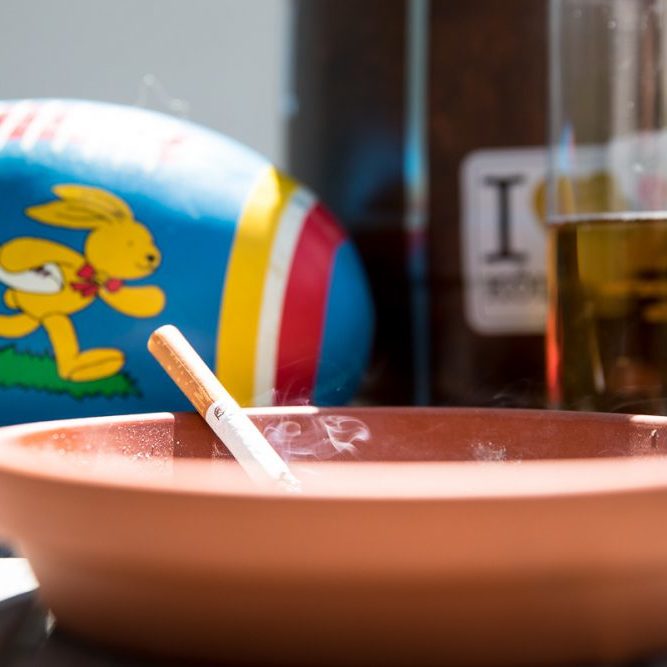 Aschenbecher mit Zigarette Aschenbecher mit Zigarette