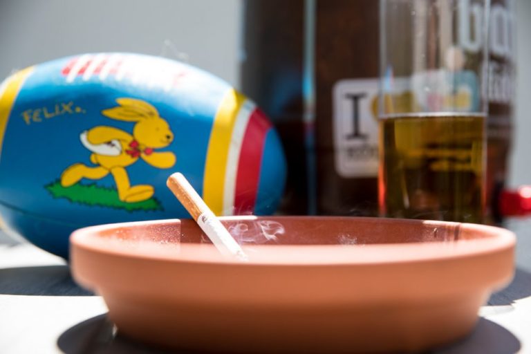 Aschenbecher mit Zigarette Aschenbecher mit Zigarette