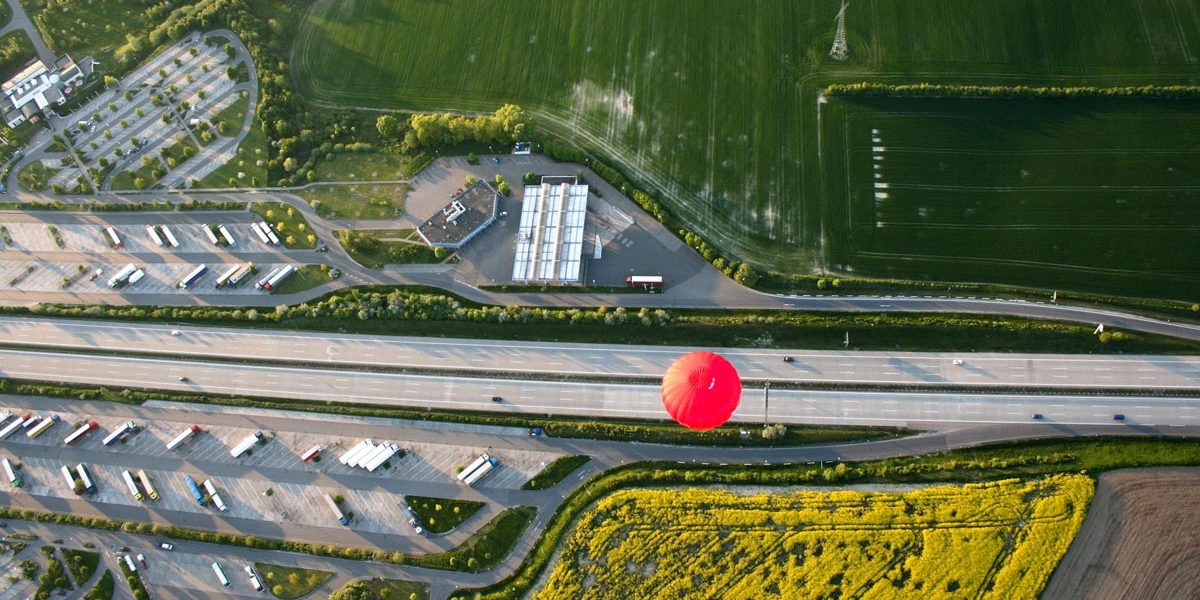 Autobahnrastanlage von oben Autobahnrastanlage von oben
