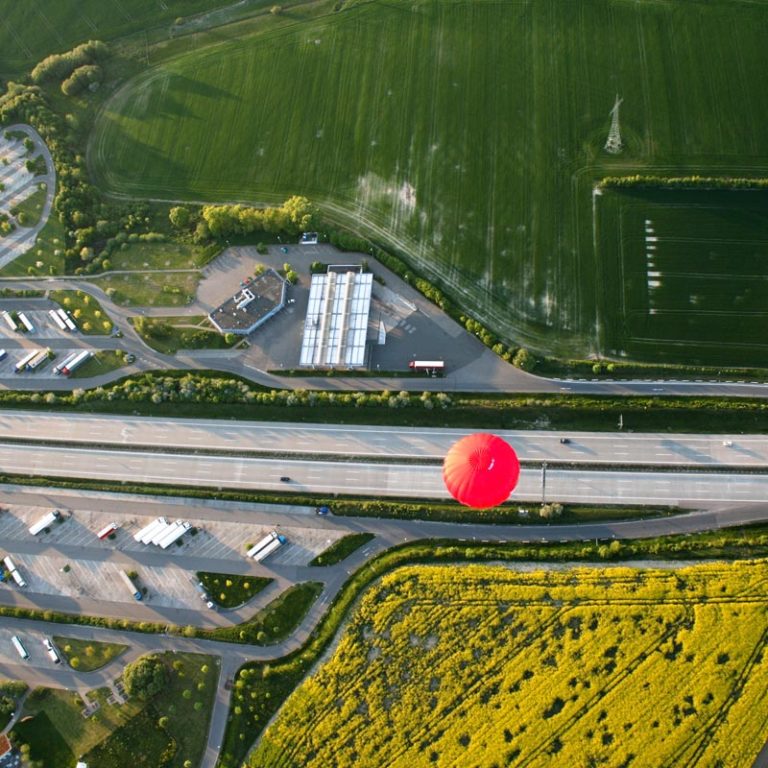 Autobahnrastanlage von oben Autobahnrastanlage von oben