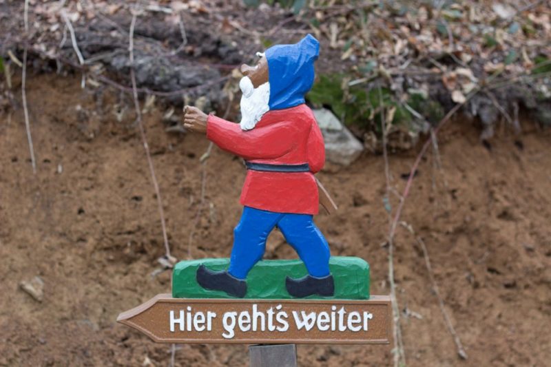 Gartenzwerg als Wegweiser