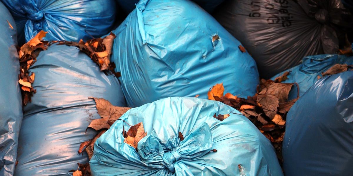Müllsäcke auf einem Haufen Müllsäcke auf einem Haufen