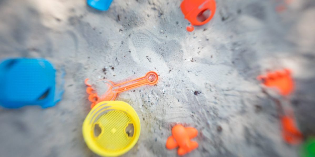Sandkasten mit Spielzeug Sandkasten mit Spielzeug