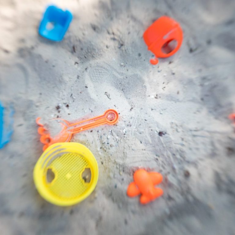 Sandkasten mit Spielzeug Sandkasten mit Spielzeug
