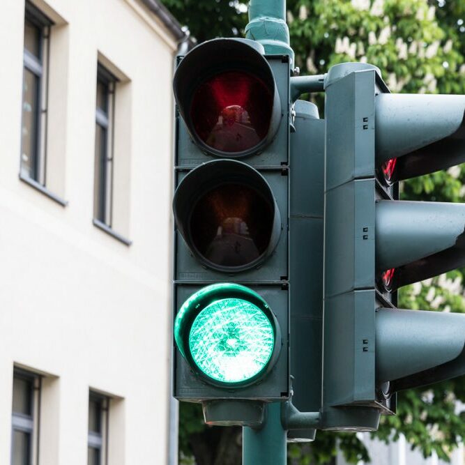 Verkehrsampel leuchtet grün Verkehrsampel leuchtet grün