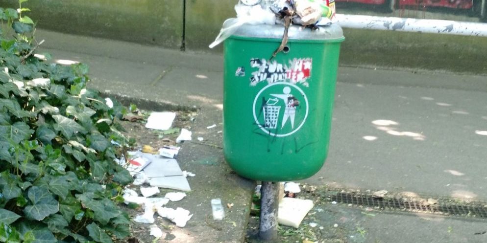 Ein überquellender Mülleimer