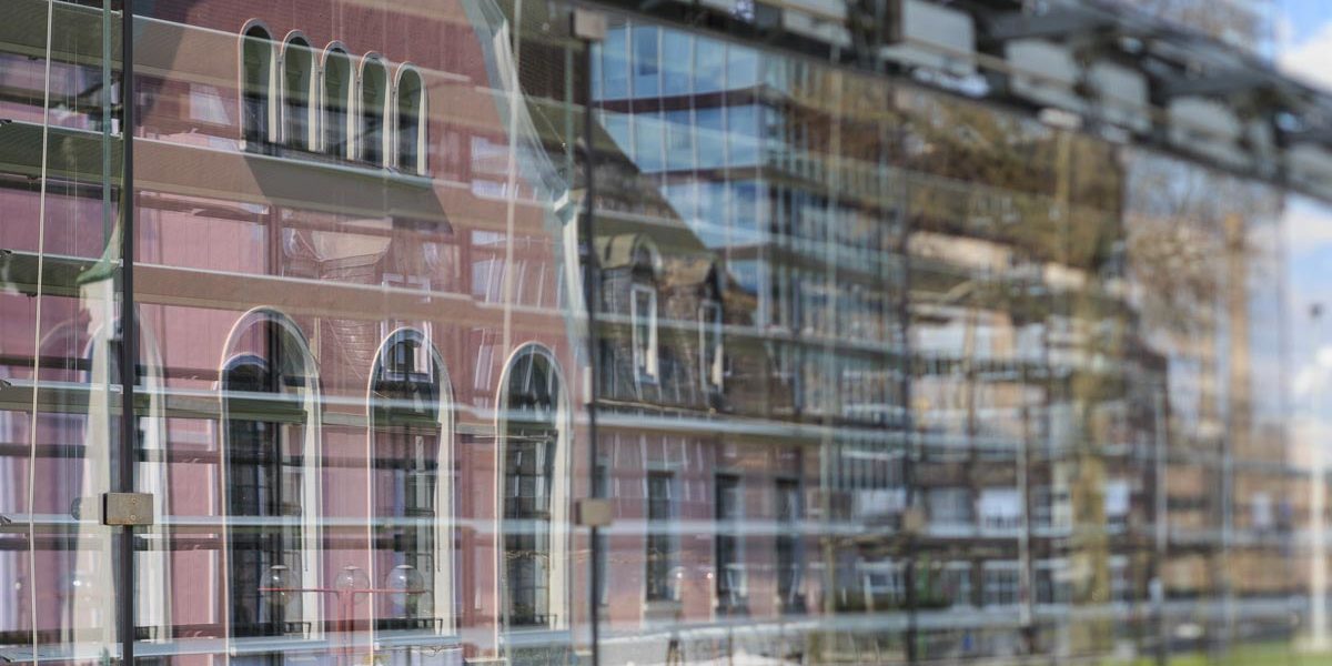 Glasfasade mit Spiegelung