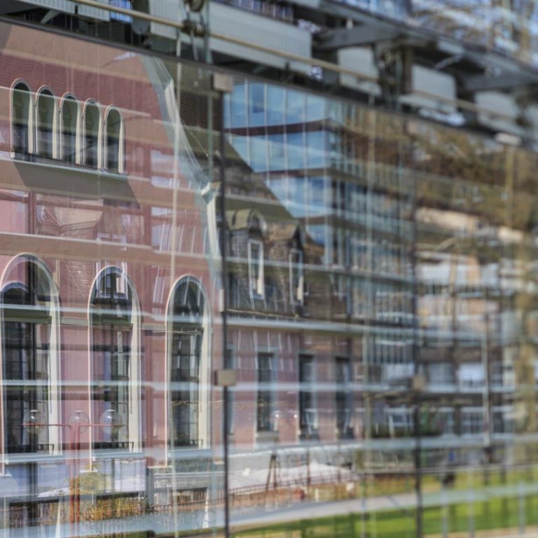 Glasfasade mit Spiegelung