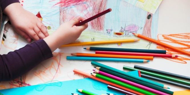 Malendes Kind mit Buntstiften Malendes Kind mit Buntstiften