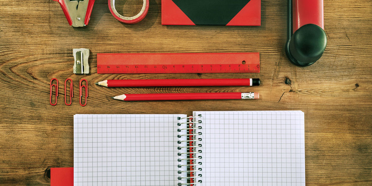 Schreibtisch mit Stift und Lineal