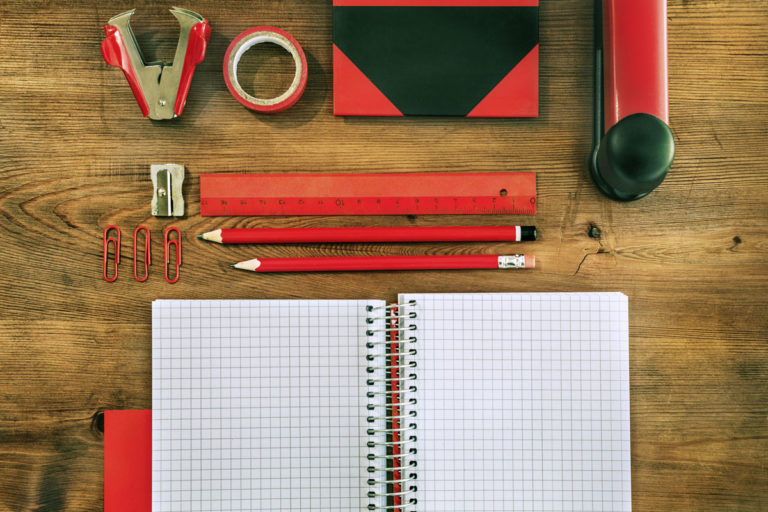 Schreibtisch mit Stift und Lineal Schreibtisch mit Stift und Lineal