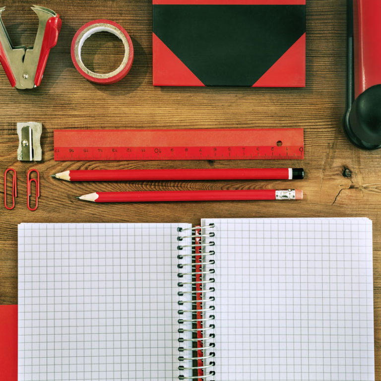 Schreibtisch mit Stift und Lineal Schreibtisch mit Stift und Lineal