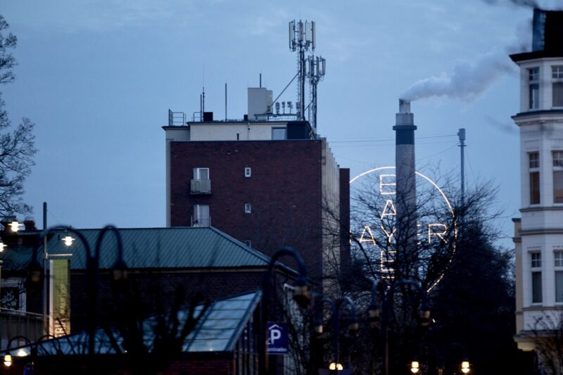 Bayer Kreuz über Leverkusen
