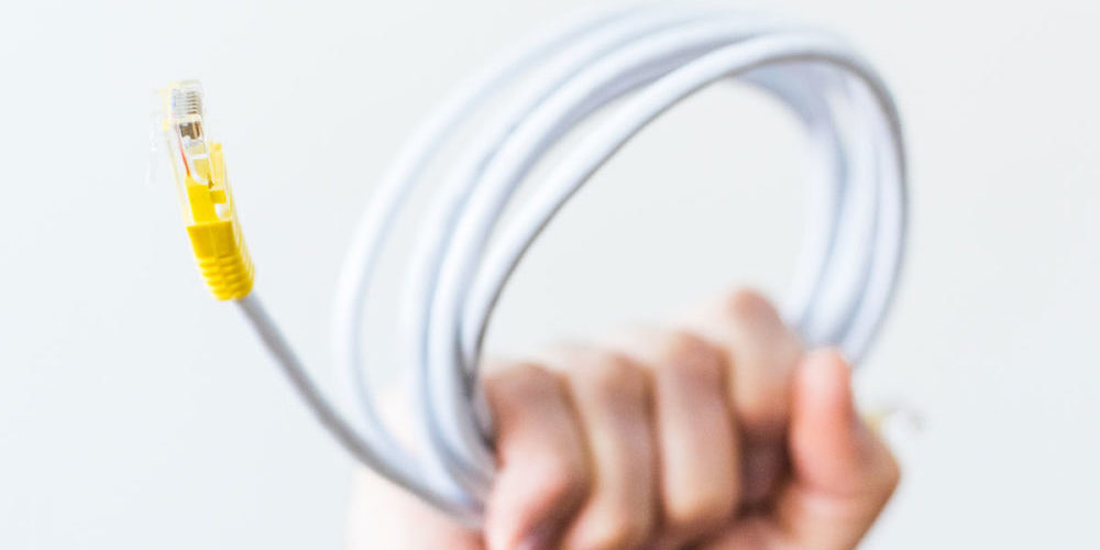 Hand mit Netzwerkkabel