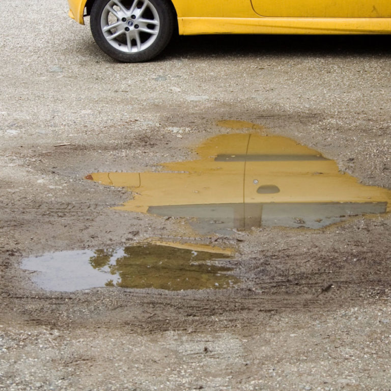 Parkplatz mit Schlagloch Parkplatz mit Schlaglöchern
