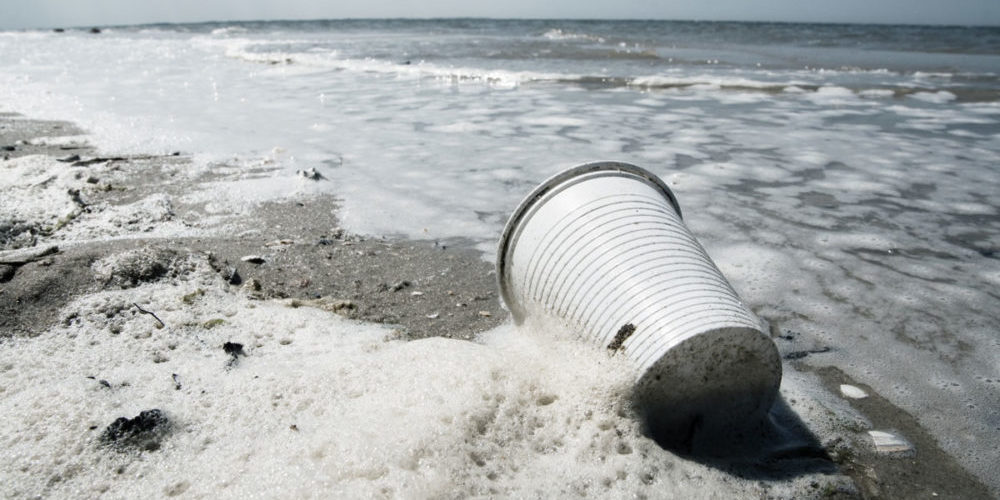 Plastikbecher und Plastikmüll am Strand