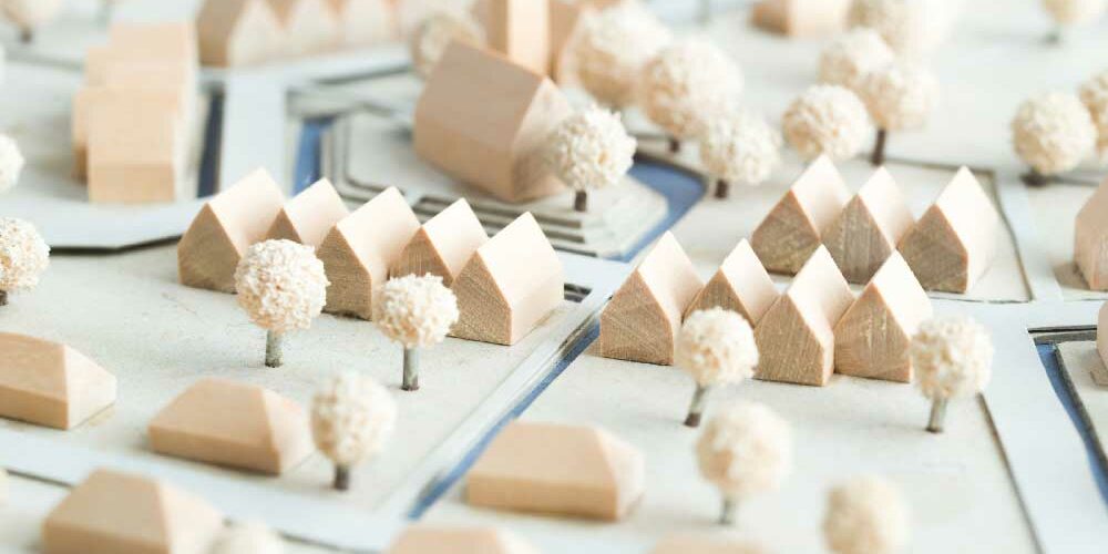 Architekturmodell mit Hausern und Bäumen