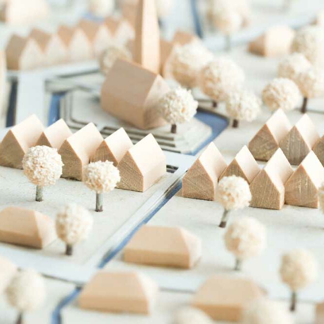 Architekturmodell mit Hausern und Bäumen