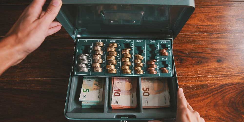 Geldkassette mit Kleingeld und Scheinen Geldkassette mit Kleingeld und Scheinen