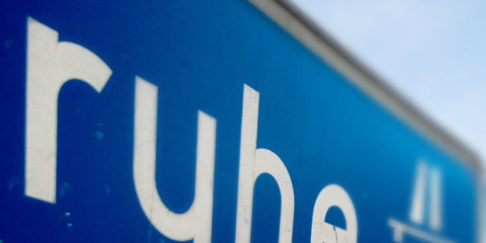 Ruhe auf der Straße Autobahnschild mit der Aufschrift "Ruhe"