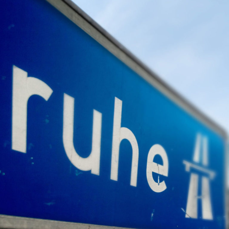 Autobahnschild mit der Aufschrift "Ruhe"