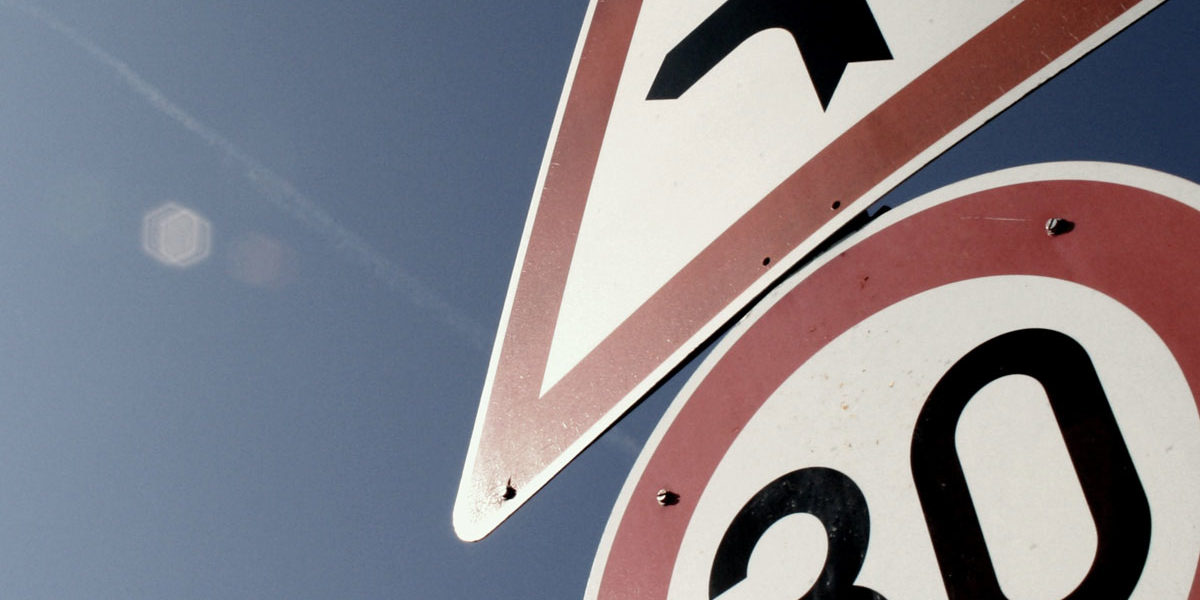 Verkehrsschild mit der Aufschrift 30