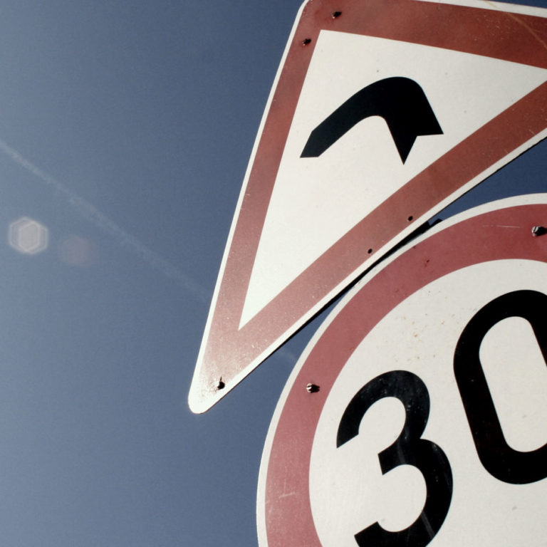 Verkehrsschild mit der Aufschrift 30 Verkehrsschild mit der Aufschrift 30