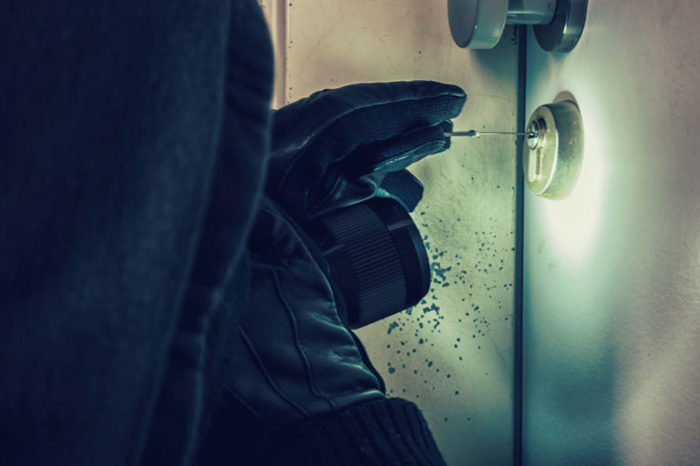 Einbrecher der eine Tür öffnet