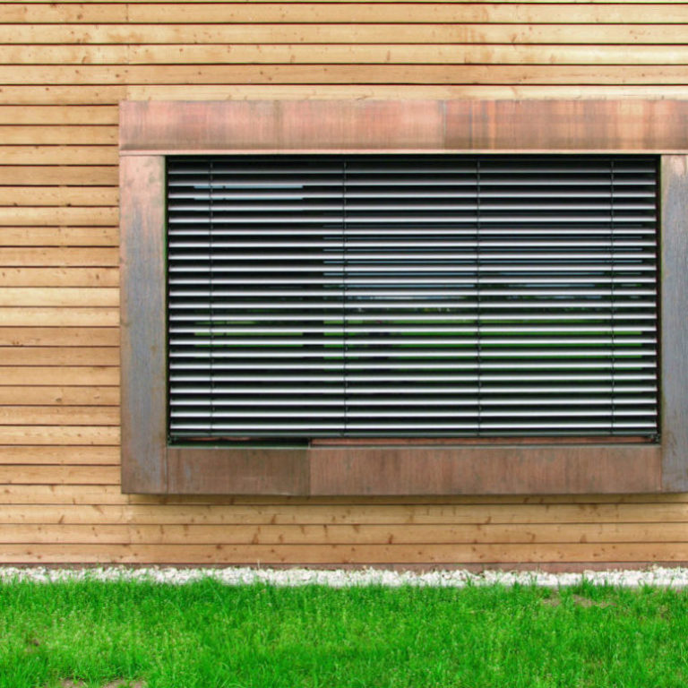Fenster in holzverkleideten Haus Fenster in holzverkleideten Haus