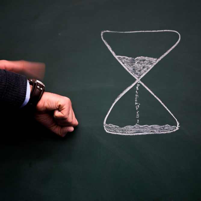 Sanduhr auf einer Kreidetafel