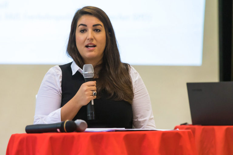 Aylin Dogan eröffnet den Parteitag