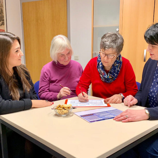 Bürger unterschreiben gegen die Straßenbaubeiträge Bürger unterschreiben gegen die Straßenbaubeiträge
