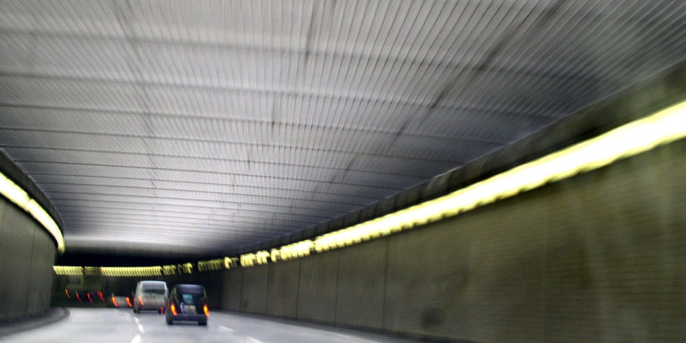 Fahrt durch einen Autobahntunnel