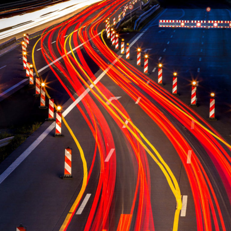 Nachtaufnahme einer Autobahnbaustelle Nachtaufnahme einer Autobahnbaustelle