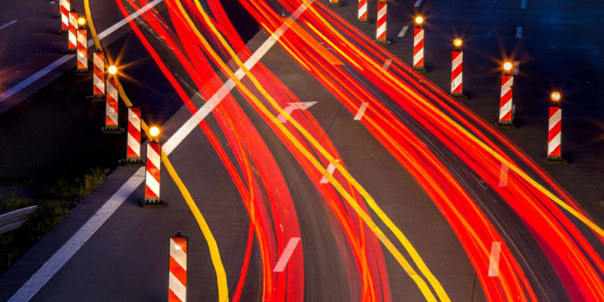 Nachtaufnahme einer Autobahnbaustelle Nachtaufnahme einer Autobahnbaustelle