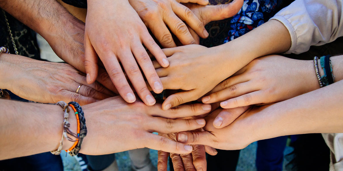 Übereinandergelegte Hände