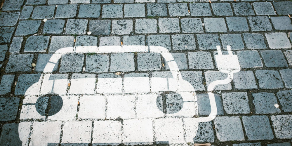 E-Auto auf dere Straße aufgemalt Elektro-Auto als Straßenmarkierung - Bildnachweis: suze / photocase.de