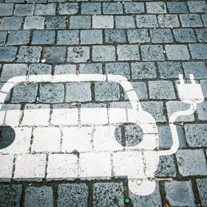 E-Auto auf dere Straße aufgemalt Elektro-Auto als Straßenmarkierung - Bildnachweis: suze / photocase.de