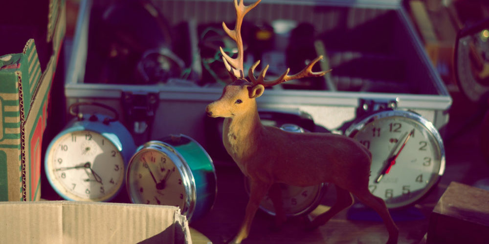 Wecker und ein Plastikhirsch am Trödelmarkt