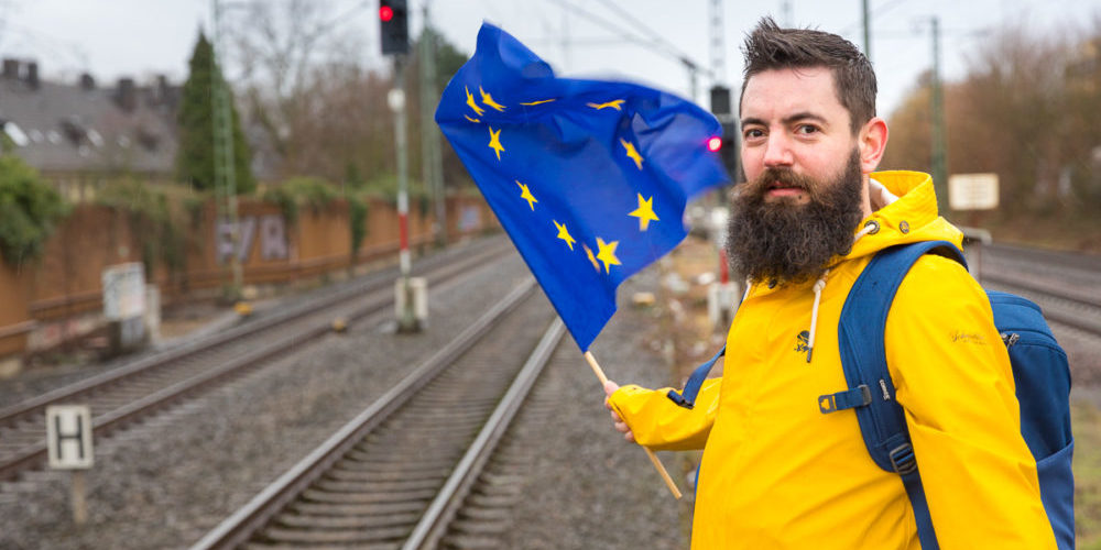 Europakandidat Ingo Wagner mit wehender Europafahne