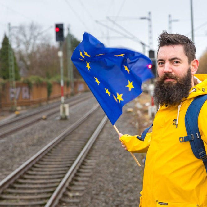 Europakandidat Ingo Wagner mit Europafahne Europakandidat Ingo Wagner mit wehender Europafahne