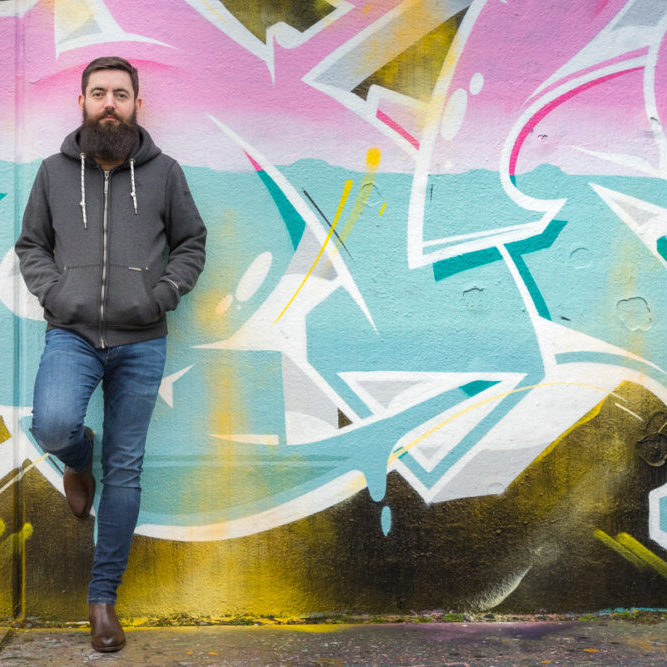 Ingo Wagner zum 8. März Europakandidat Ingo Wagner vor Wand mit Graffiti