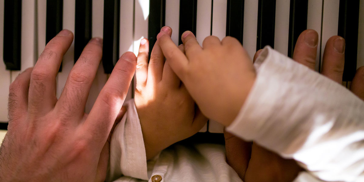 Kind lernt Klavierspielen / Bildnachweis: Addictive Stock / photocase.de