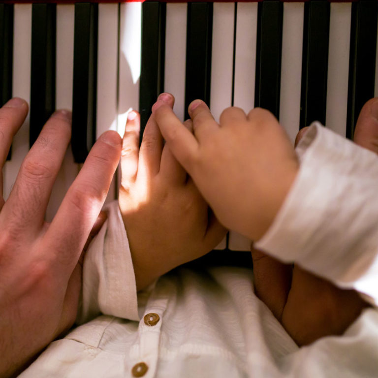 Musik lernen Kind lernt Klavierspielen / Bildnachweis: Addictive Stock / photocase.de