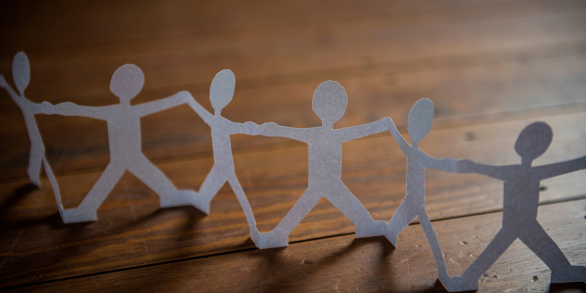 Zivilcourage Papiermännchen die sich an den Händen fassen. Bildnachweis: complize / photocase.de